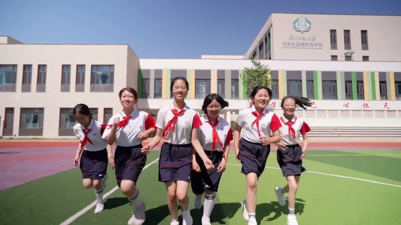 孩子们在操场奔跑