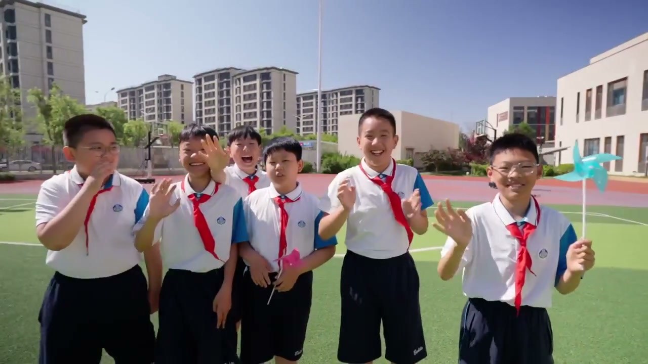 孩子们欢呼合影