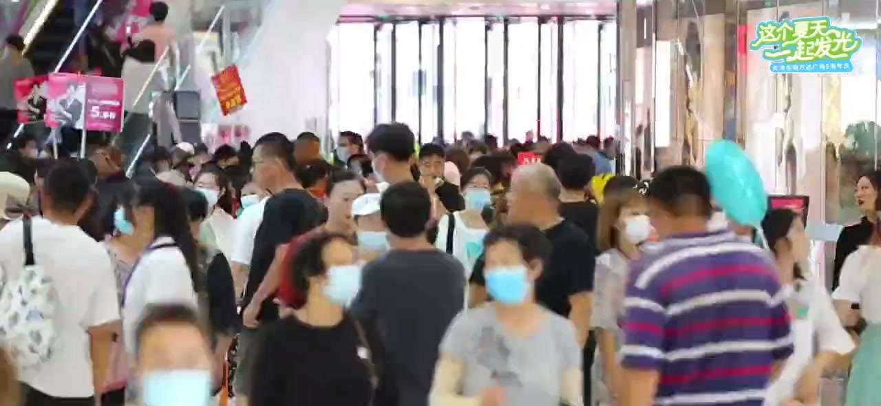 商场入口处的人流