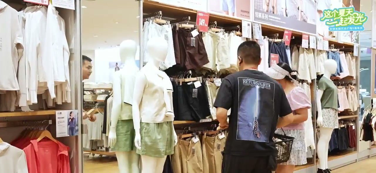 门店内挑选商品的顾客