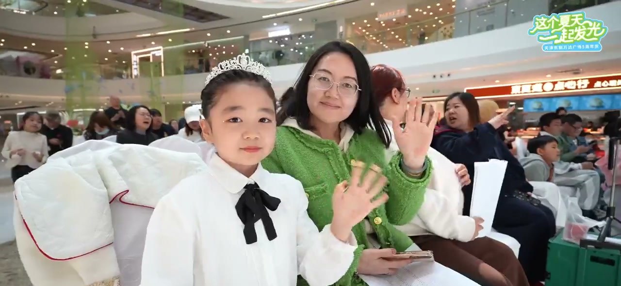 母女在活动现场合影