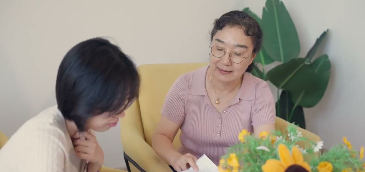 王老师与学生交流