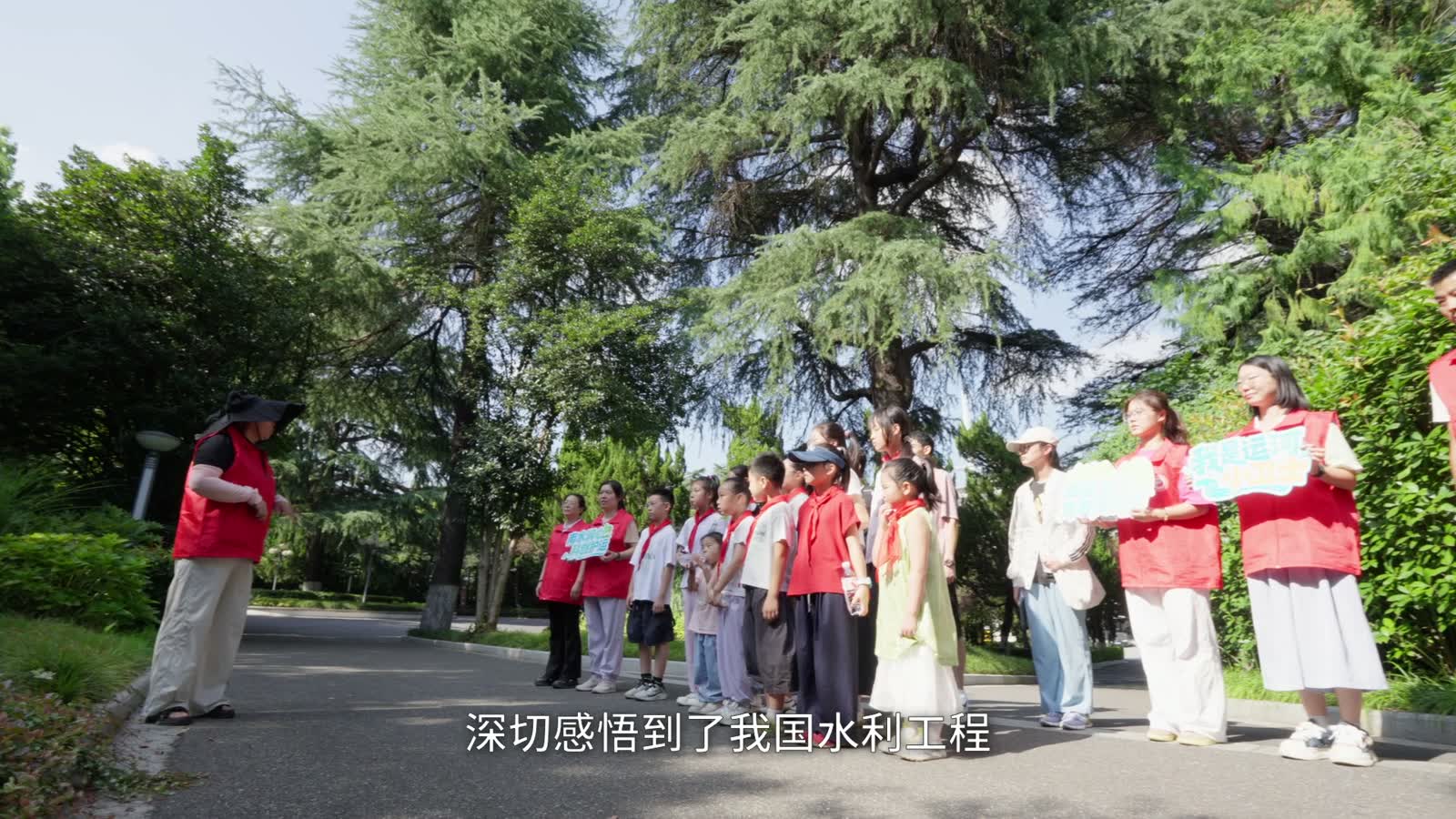 石刻前合影