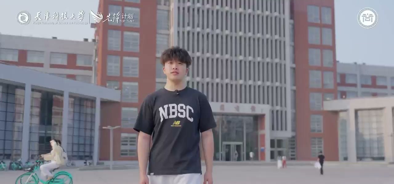 教学楼前学生口播全景